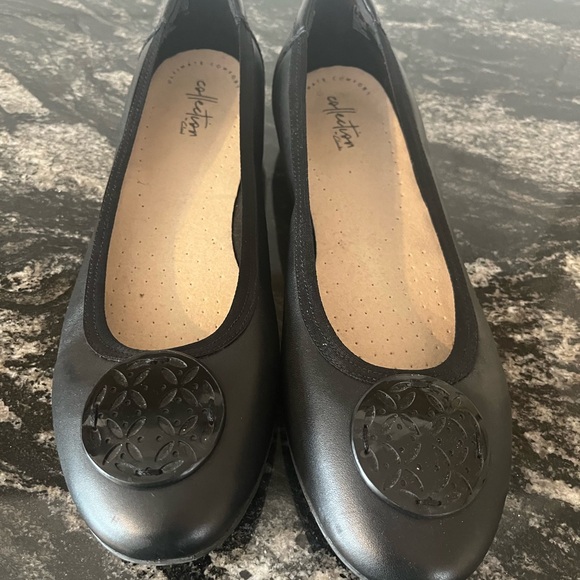 Clarks Artisan Size 10 Women's Black-Bronze Color Block Flats Shoes